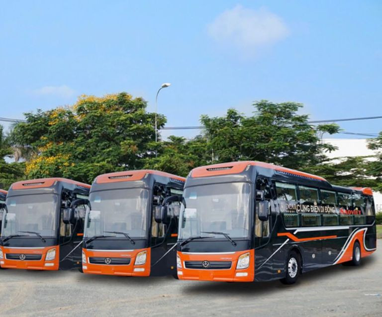 Xe khách màu đỏ đen nổi bật của Nhà xe Sao Việt