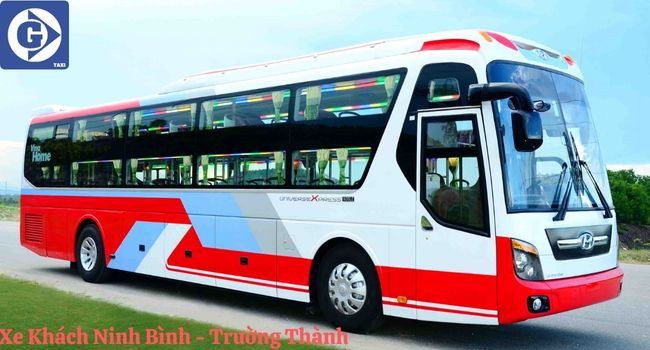 Xe khách màu trắng sạch sẽ chuẩn bị đón khách