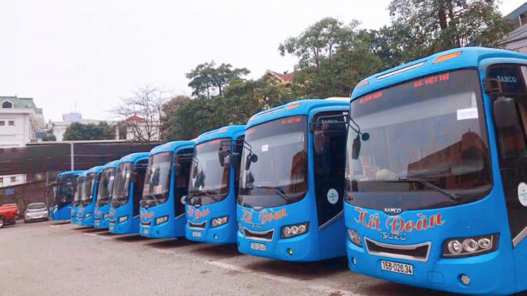 Xe khách Nhà Xe Kết Đoàn đậu tại bến xe