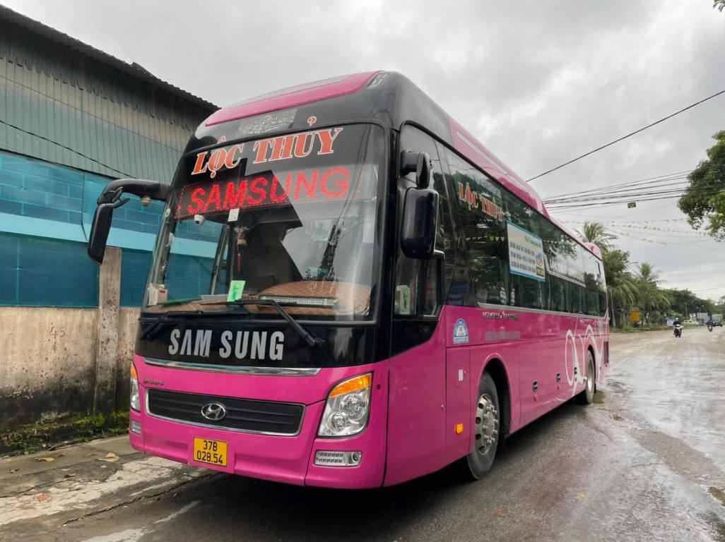 Xe khách Nhà xe Lộc Thủy Limousine màu xanh đậu tại bến