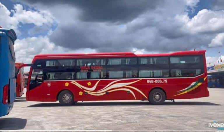 Xe khách Nhà Xe Văn Chai đậu tại bến, sẵn sàng khởi hành