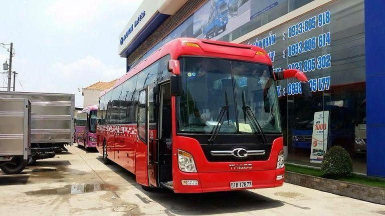 Xe khách phục vụ tuyến đông khách tại Bến xe Phủ Lý