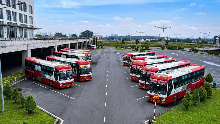 Xe khách tại Bến xe Miền Đông Mới phục vụ tuyến đi miền Bắc