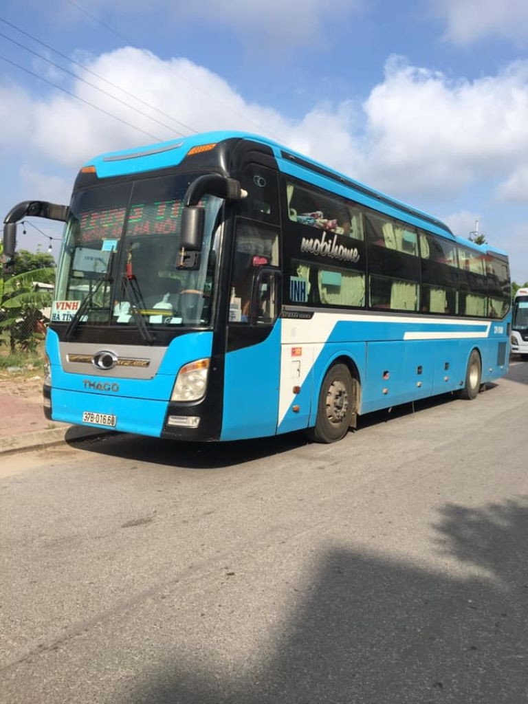 Xe khách Tăng Tín với thiết kế hiện đại, phục vụ hành trình từ Sài Gòn đi Vinh.