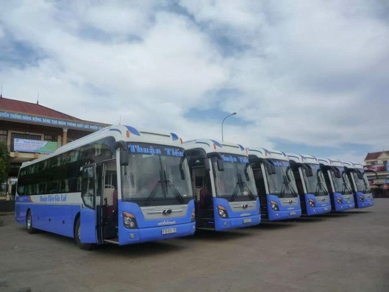Xe khách Thuận Tiến trên đường