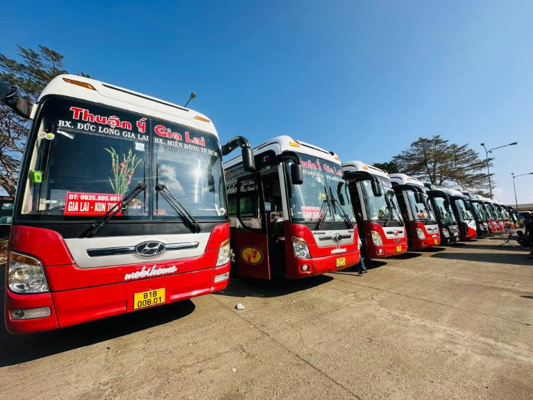 Xe khách Thuận Ý hiện đại di chuyển trên đường quốc lộ