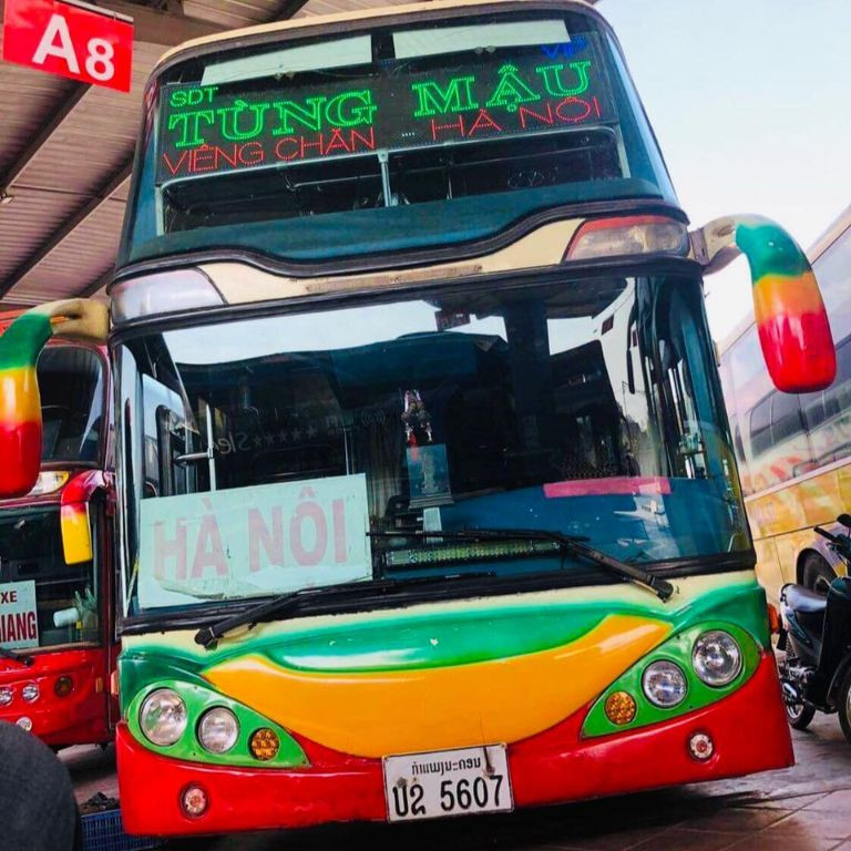 Xe khách Tùng Mậu đón khách tại bến, chuẩn bị cho hành trình Hà Nội Viêng Chăn Lào.