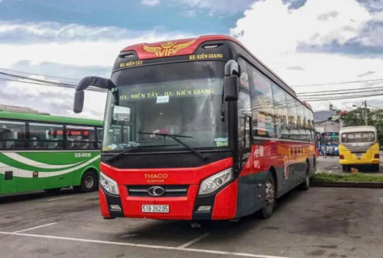 Xe khách tuyến Đồng Hới đi Vinh chuẩn bị khởi hành