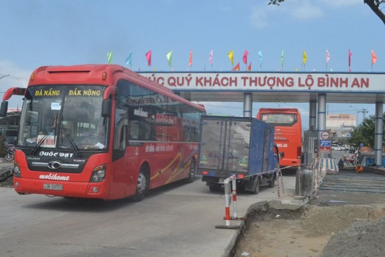 Xe khách và xe taxi đậu tại bến xe Biên Hòa phục vụ hành khách
