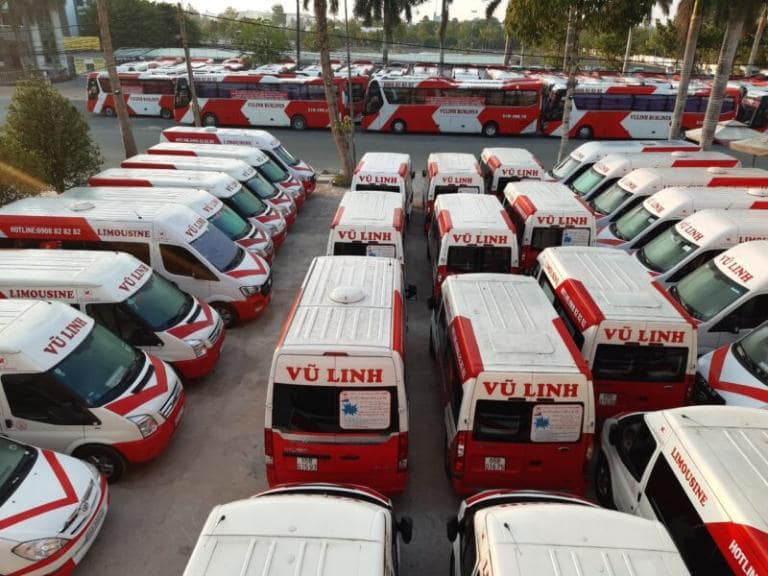 Xe khách Vũ Linh hiện đại chạy trên đường cao tốc, biểu tượng cho dịch vụ vận tải hành khách uy tín và tốc độ