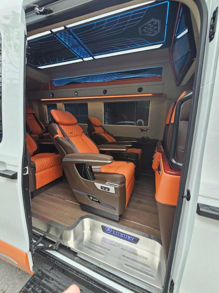 Xe limousine 9 chỗ cao cấp đời mới 2024, tiện nghi hiện đại