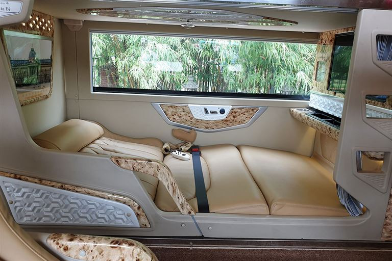 Xe limousine cabin VIP của Sao Việt với giường massage hiện đại