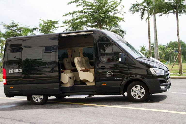 Xe Limousine của hãng Hà Nam Limousine trên tuyến Hà Nội Phủ Lý