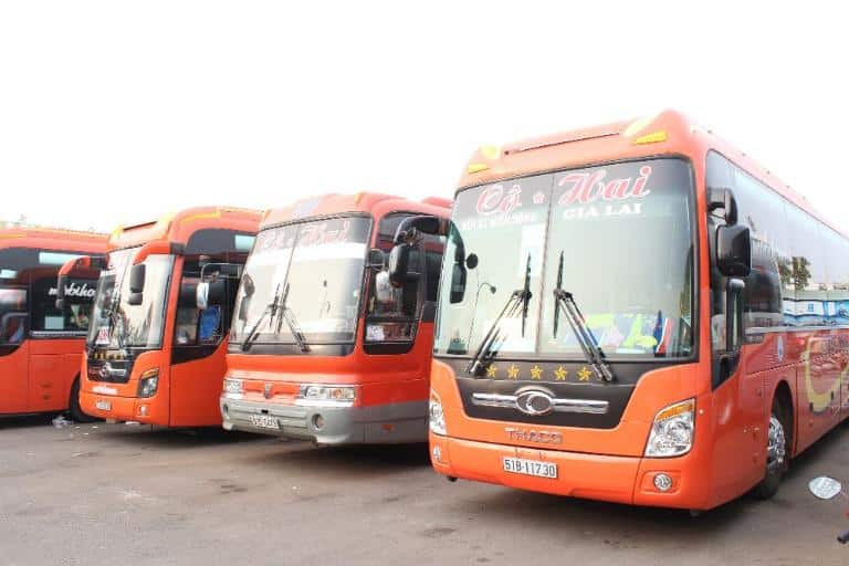 Xe limousine sang trọng hoạt động tại Bến xe Cà Mau