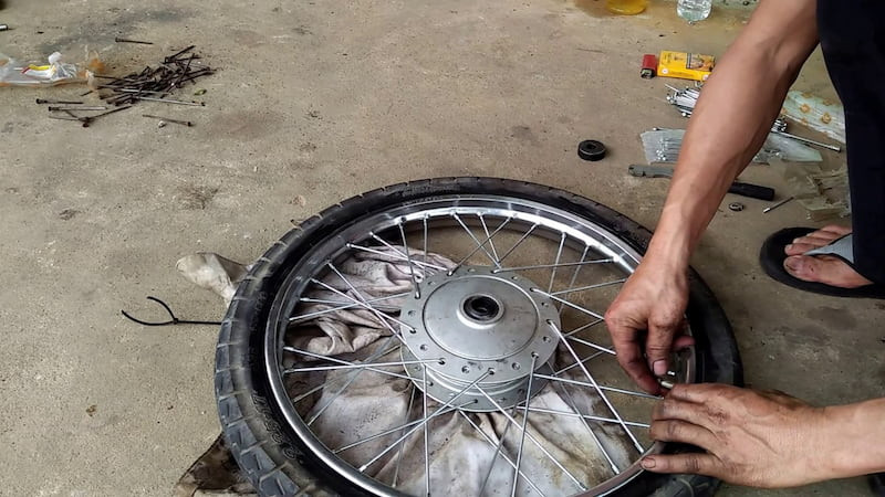 Xe máy bị thủng săm do vật nhọn