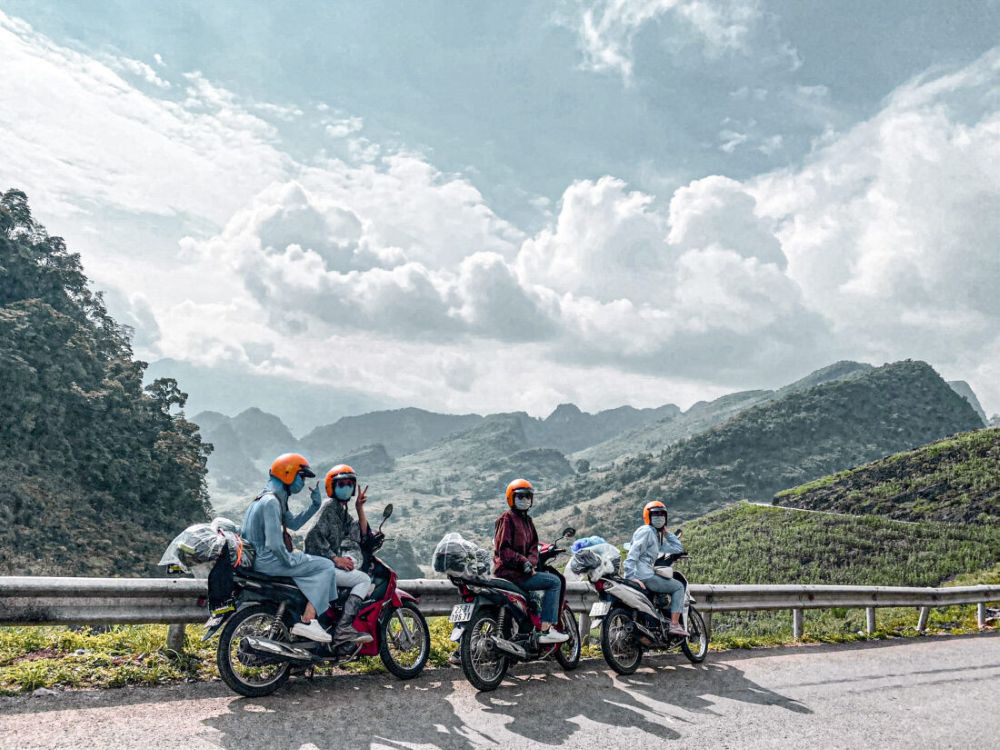 Xe máy đậu trên con đường gồ ghề dẫn vào Hố Trời