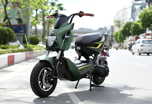 Xe máy điện Yadea Xmen màu đỏ đen với thiết kế thể thao mạnh mẽ