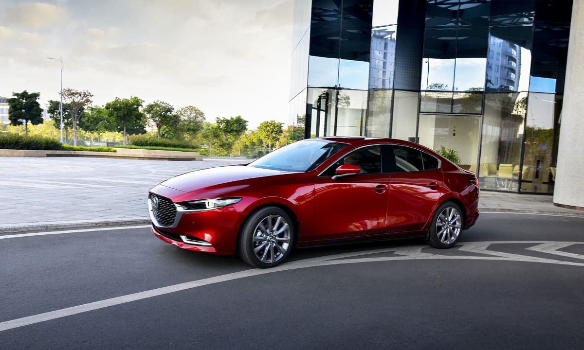 Xe Mazda 3 sedan màu đỏ đậu bên đường, nổi bật thiết kế Kodo