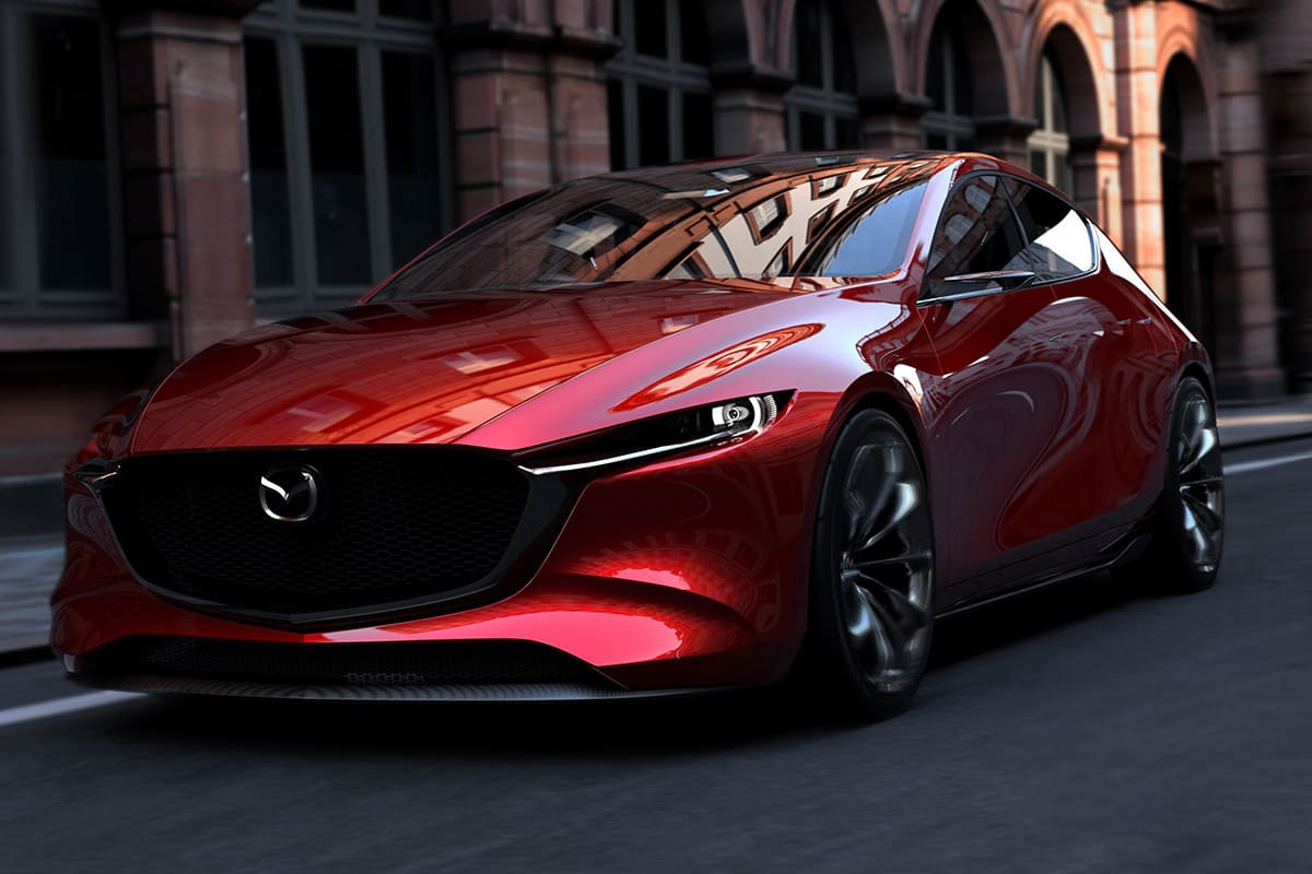 Xe Mazda màu trắng đang chạy trên đường, thể hiện sự hợp tác trong lịch sử