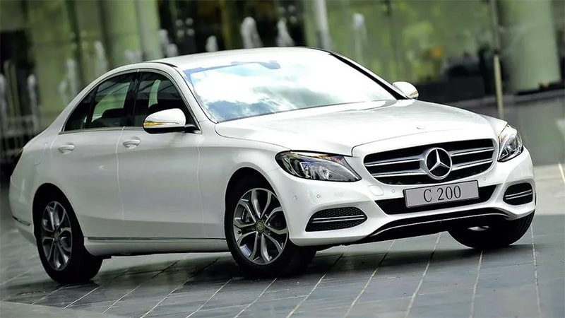 Xe Mercedes-Benz C200 Avantgarde màu trắng, mẫu sedan hạng sang phổ biến