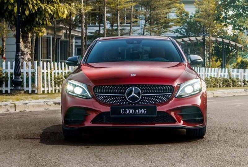 Xe Mercedes-Benz C300 AMG màu trắng, mẫu sedan hạng sang thể thao