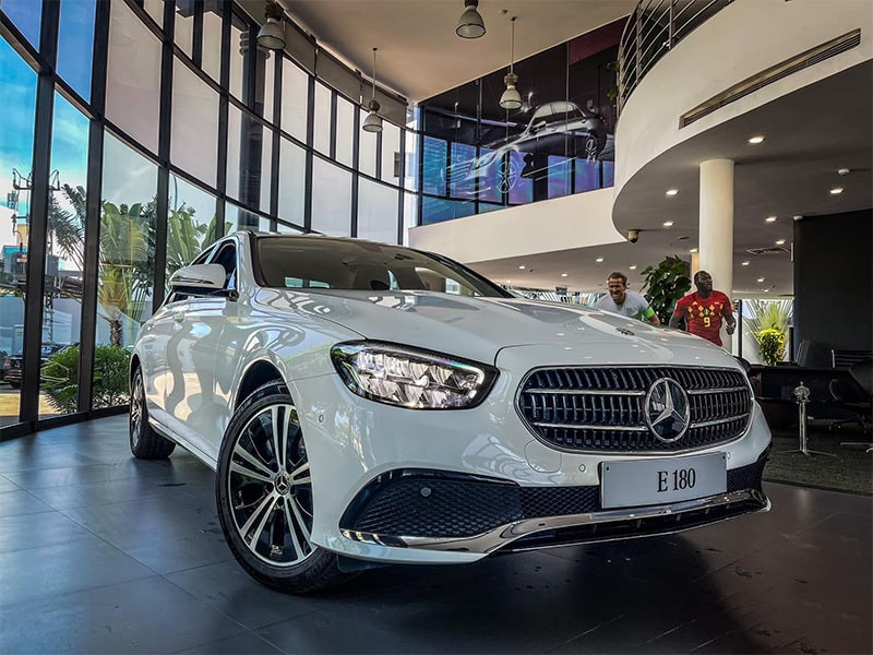 Xe Mercedes-Benz E180 màu đen, mẫu sedan hạng sang với giá dễ tiếp cận