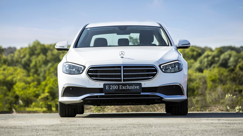 Xe Mercedes-Benz E200 Exclusive màu trắng, mẫu sedan hạng sang trang nhã