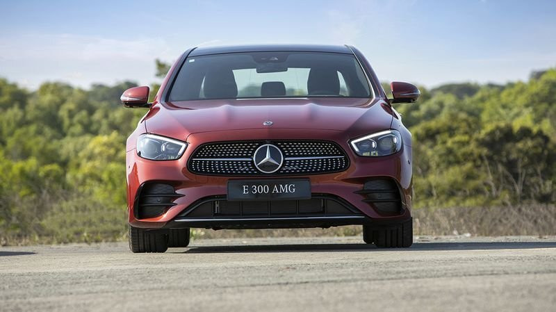 Xe Mercedes-Benz E300 AMG màu đỏ, mẫu sedan hạng sang thể thao cao cấp