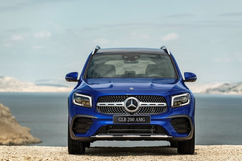 Xe Mercedes-Benz GLB 200 AMG màu trắng, mẫu SUV 7 chỗ linh hoạt