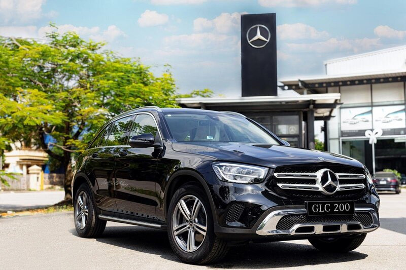 Xe Mercedes-Benz GLC 200 4Matic màu trắng, phiên bản SUV Mild-Hybrid