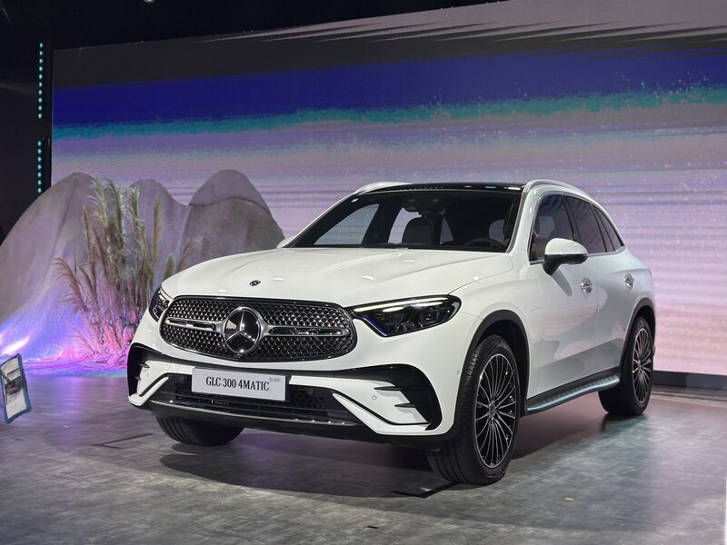Xe Mercedes-Benz GLC 300 4Matic màu đỏ, mẫu SUV hạng sang bán chạy tại Việt Nam