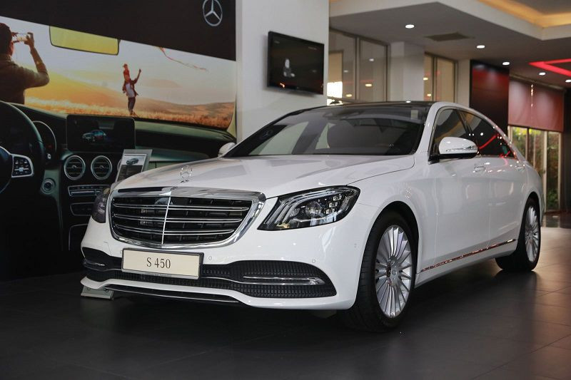 Xe Mercedes-Benz S450 màu đen, mẫu sedan hạng sang đầu bảng