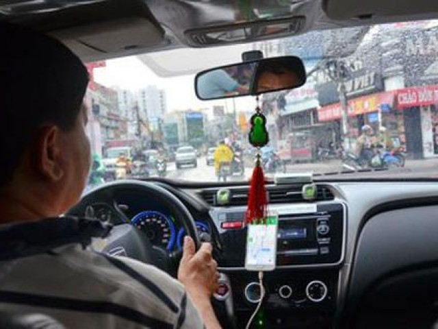 Xe ô tô công nghệ được mua qua hình thức vay vốn, phục vụ dịch vụ taxi phi nôm 24h.