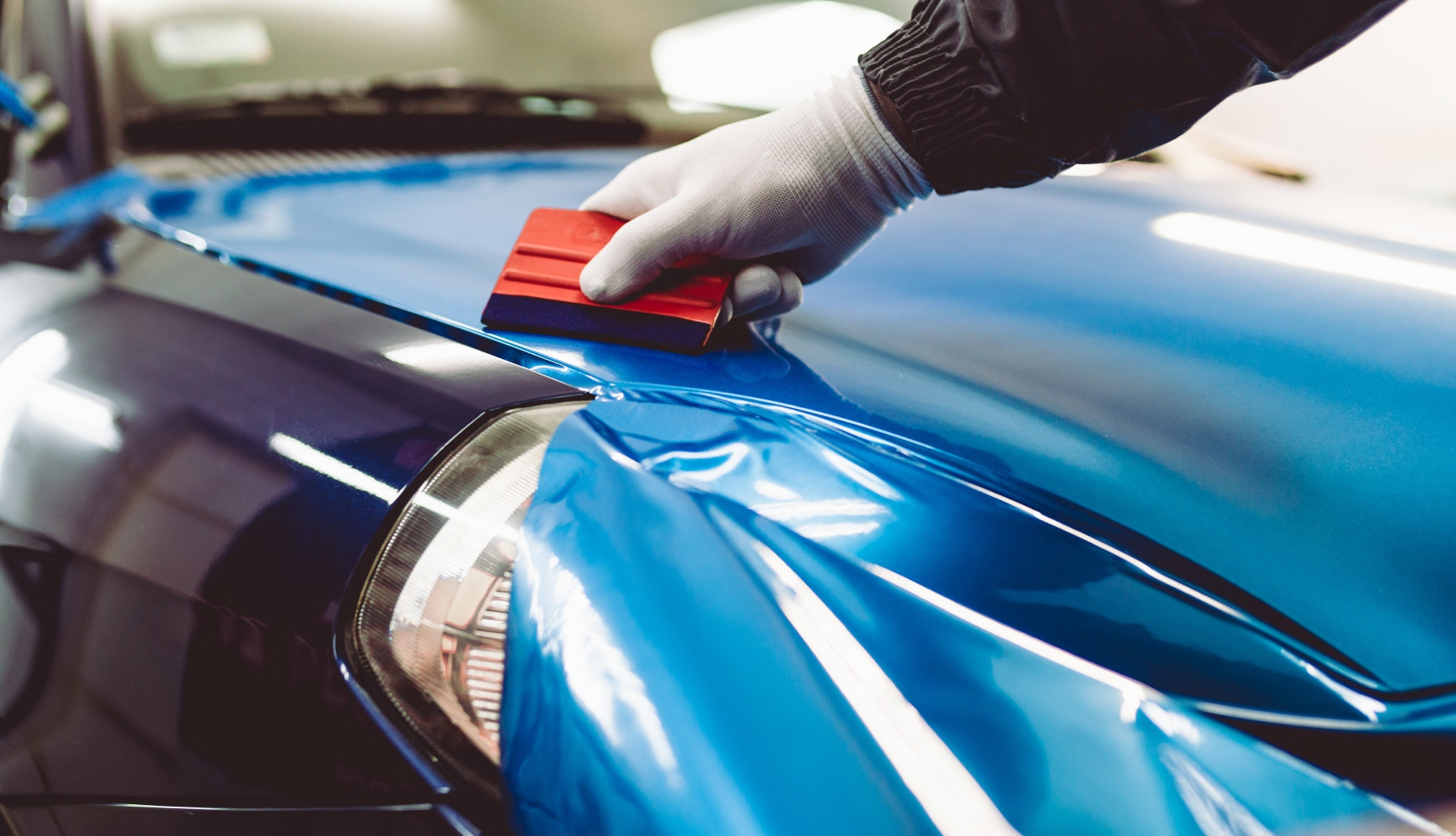 Xe ô tô dán decal không trùng màu giấy đăng ký sẽ bị phạt