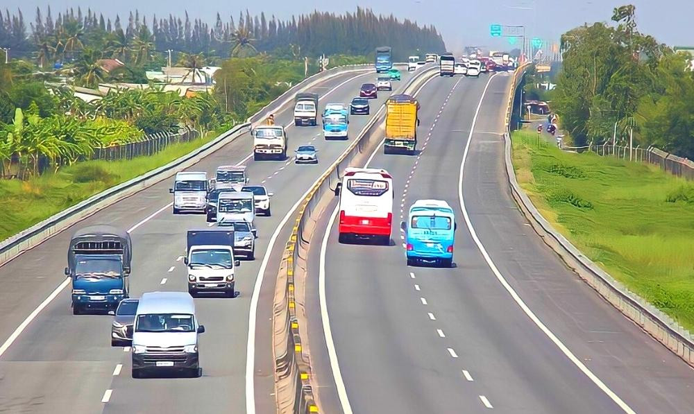 Xe ô tô đang nhập làn vào đường cao tốc, thể hiện kỹ năng cần thiết