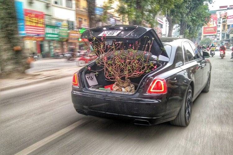 Xe ô tô di chuyển tiềm ẩn nguy hiểm khi cốp sau mở