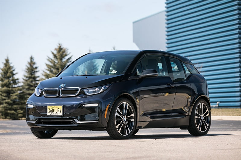 Xe ô tô điện cũ BMW i3 2019 di chuyển trên đường