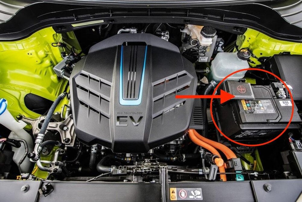 Xe ô tô điện hiện đại được trang bị ắc quy phụ 12V