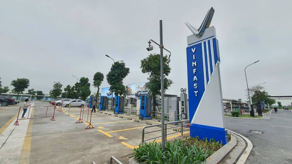 Xe ô tô điện VinFast đang được nạp năng lượng tại trạm sạc công cộng