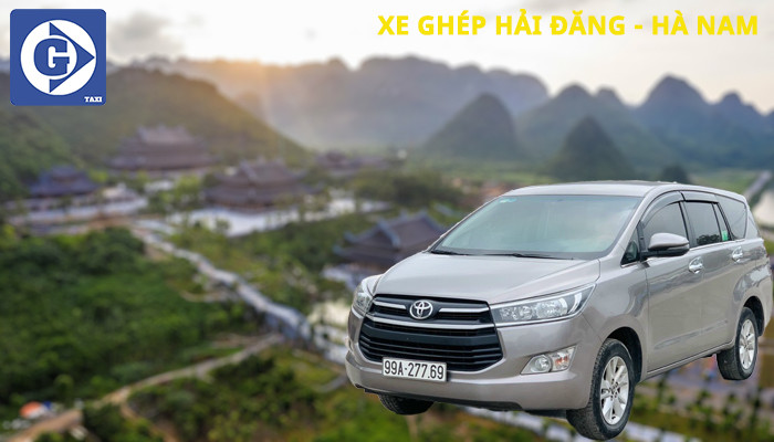 Xe ôtô 5 chỗ đang di chuyển trên đường, biểu tượng cho dịch vụ xe ghép Hà Nam tiện lợi