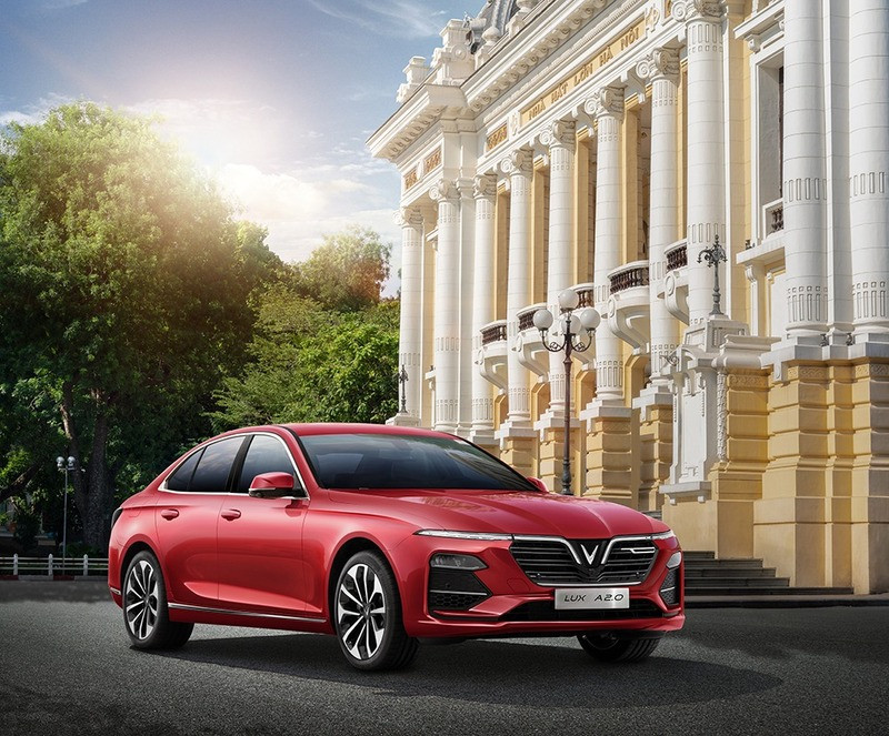 Xe sedan màu trắng, dáng thon gọn, thể hiện sự lịch lãm trong thiết kế ô tô.