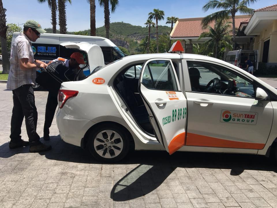 Xe Sun Taxi màu bạc với sọc cam nổi bật, lựa chọn tiết kiệm khi tìm số điện thoại taxi Nha Trang.