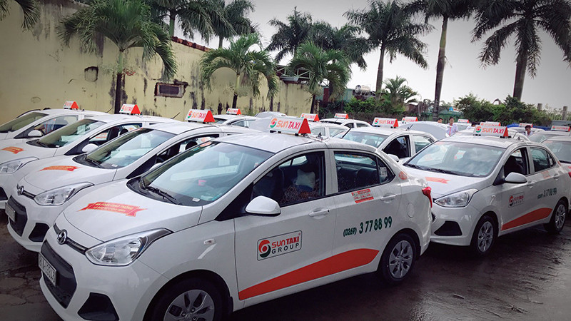 Xe Sun Taxi màu vàng trên đường phố Kon Tum