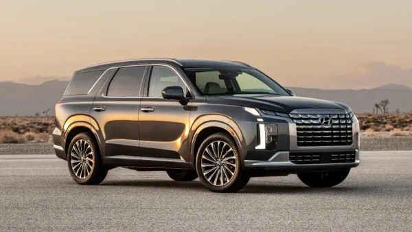 Xe SUV cỡ lớn màu bạc di chuyển trên đường