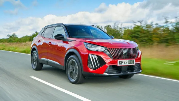 Xe SUV cỡ trung màu trắng đỗ trên đường