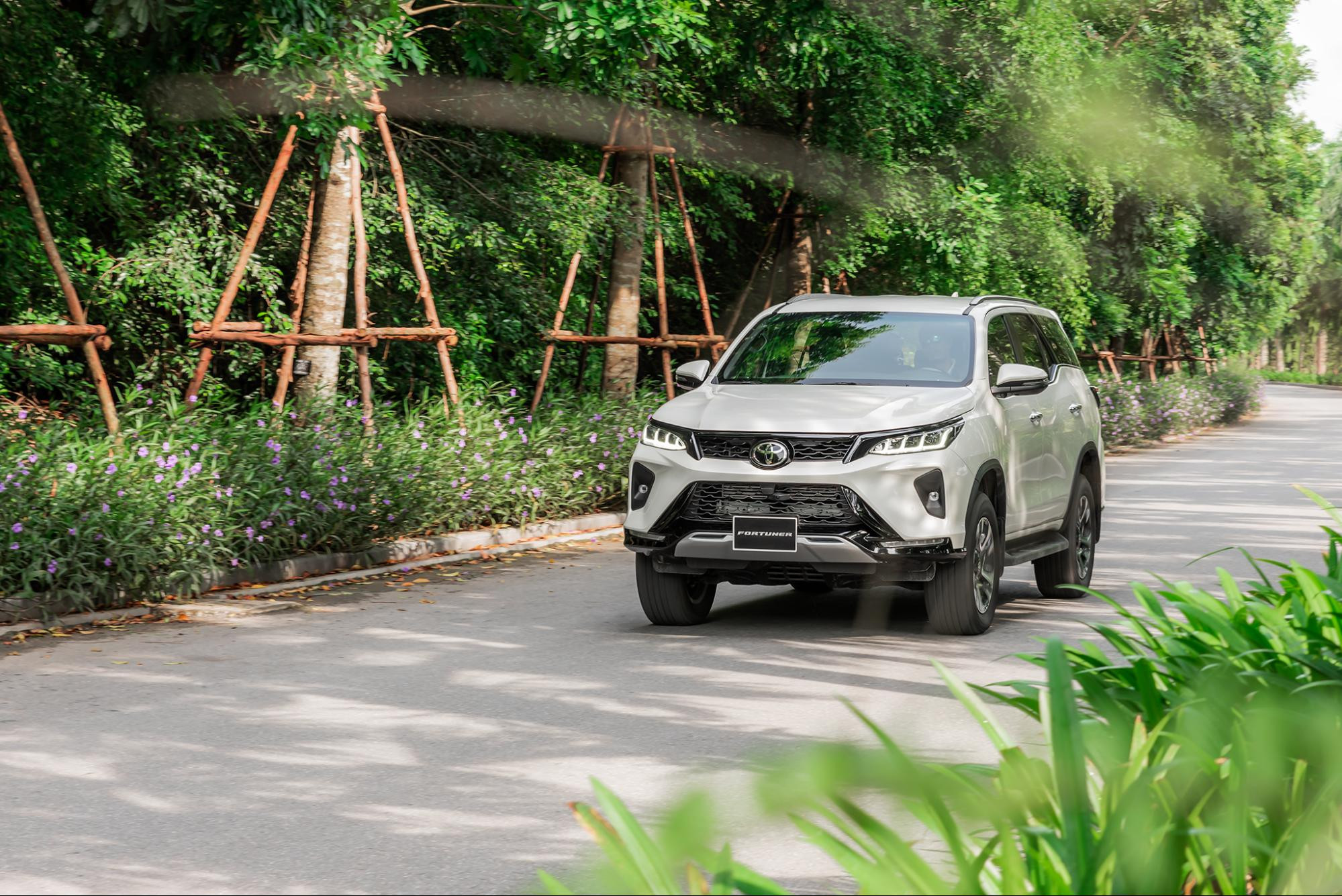 Xe SUV Toyota Fortuner 2024 với thiết kế ngoại thất lịch lãm, sẵn sàng chinh phục mọi hành trình.