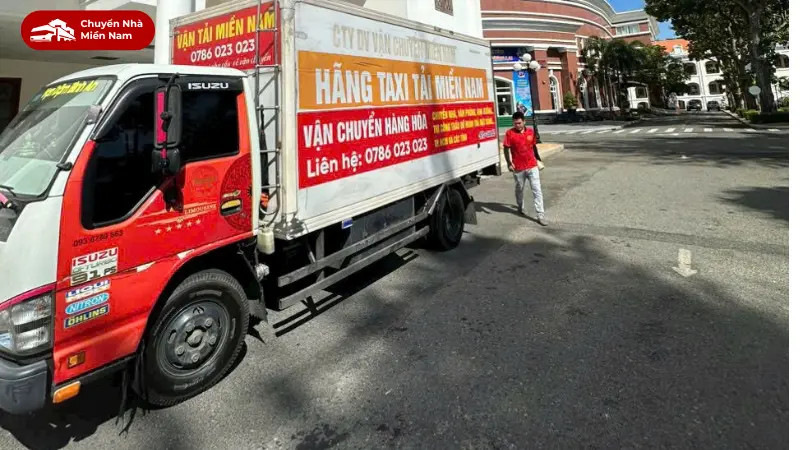 Xe tải chở đồ nhỏ gọn đang di chuyển trên đường