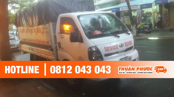 Xe tải đang vận chuyển hàng hóa, đại diện cho dịch vụ taxi tải Đà Nẵng