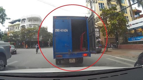 Xe tải không chốt cửa thùng sau khi di chuyển