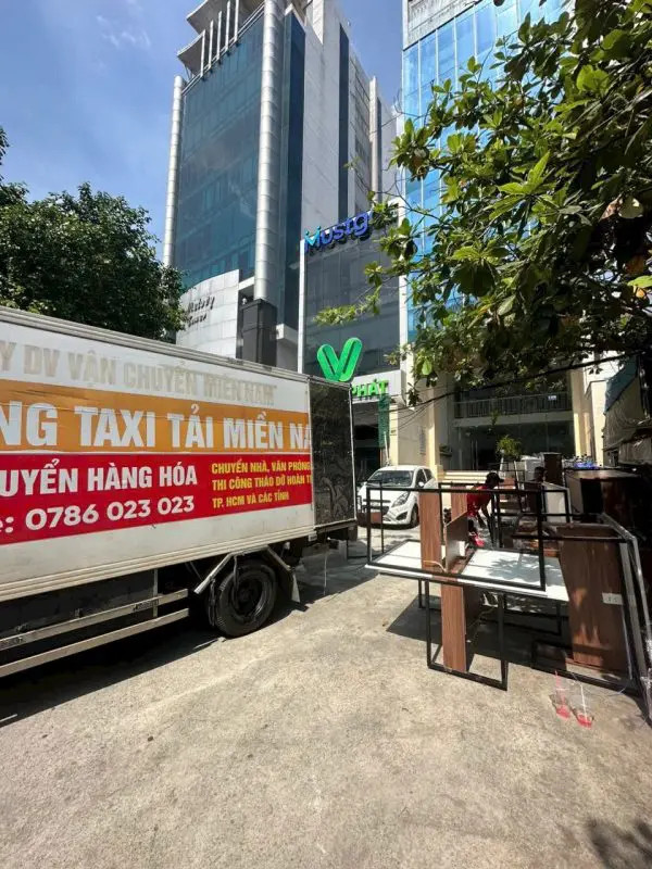 Xe tải vận chuyển hàng hóa chuyên nghiệp